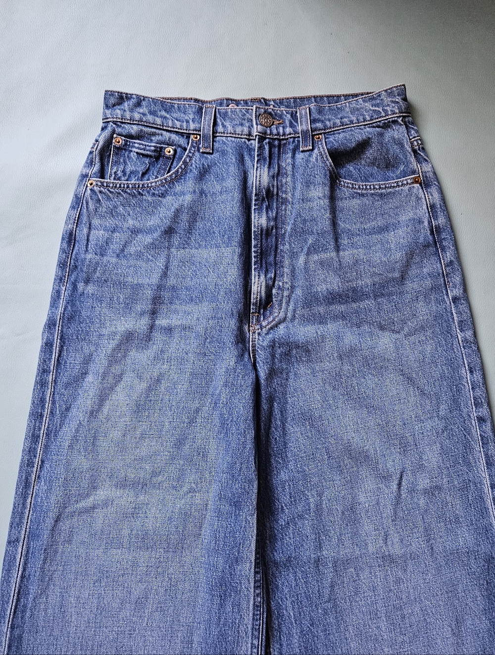 MOTHER SNACKS! The Funnel Heel Cuff Jeans in Delicious Memories Wash - Picture 10 of 12